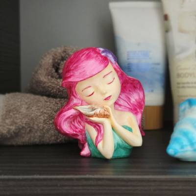 Handbemalte Meeresfigur aus Raysin mit Seestern & Muschel, in schimmernden Metallic-Farben