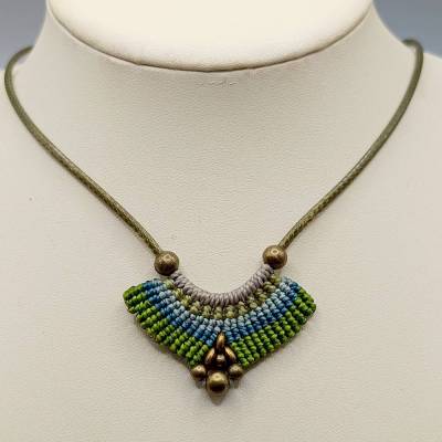Makramee Kette in grün, blau und beige mit bronzefarbenen Metallperlen