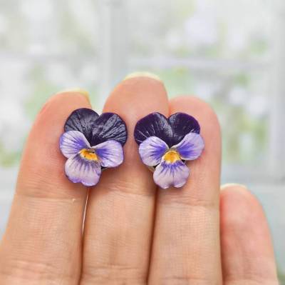 Stiefmütterchen-Ohrringe aus Polymer Clay, kleine Lila Blumenohrringe mit Ohrsteckern aus Sterlingsilber