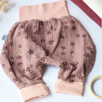 Musselin Pumphose altrosa/schoko mit Blumen – luftige Sommerhose für Babys, 100% Baumwolle