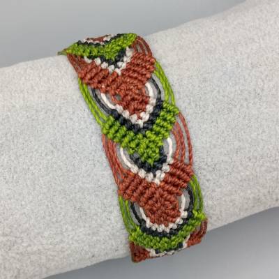 trendiges Makramee Armband in pistaziengrün, terracotte, schwarz, beige