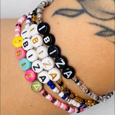 Personalisiertes Ibiza Armband – Wunschtext Boho Perlenarmband, Handmade Festival Schmuck