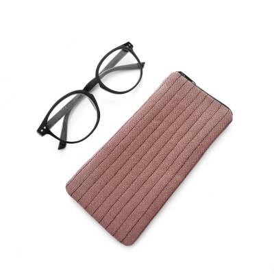 Mittelbraunes  handmade Brillenetui aus gestepptem Stoff, Etui für Lesebrille, Sonnenbrille, modernes Design, Zipper