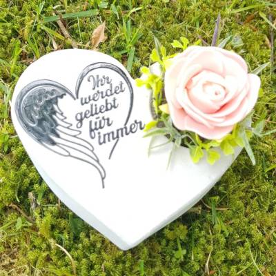 Grabherz aus Beton mit Schriftzug und Rose Grabschmuck Trauer Grabgesteck Herz