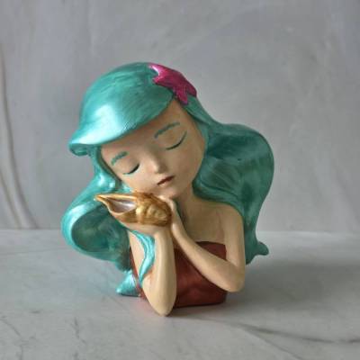 Handbemalte Meeresfigur aus Raysin mit Seestern & Muschel, in schimmernden Metallic-Farben
