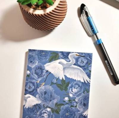 Handgebundenes A6 Notizbuch mit Fadenheftung – weißer Reiher in blauen Rosen