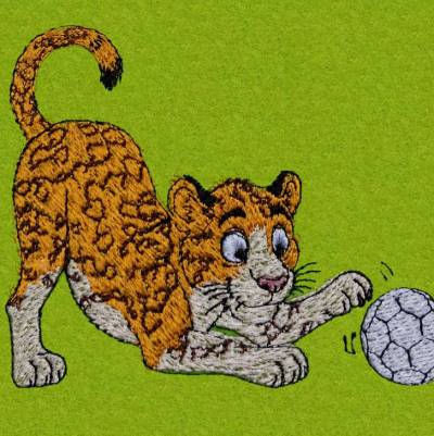 Fußball Jaguar Stickdatei 18x18cm bzw. 20x20cm – Wildes Fußballmotiv für Kinder & Fans