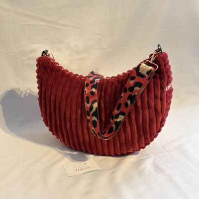 Moonbag aus Cord in dunkelrot – Handgemachte Crossbody Bag mit XXL-Rippendesign