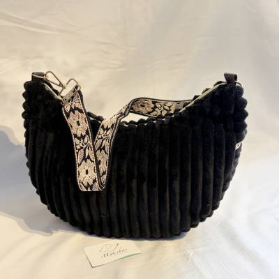 Moonbag aus Cord in schwarz – Handgemachte Crossbody Bag mit XXL-Rippendesign