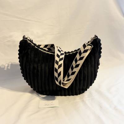 Moonbag aus Cord in schwarz – Handgemachte Crossbody Bag mit XXL-Rippendesign