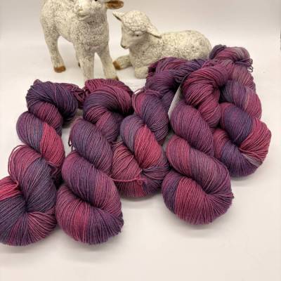 Sockenwolle 4-fach handgefärbt "Wild Berry"