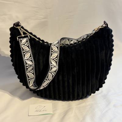 Moonbag aus Cord in schwarz – Handgemachte Crossbody Bag mit XXL-Rippendesign