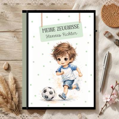 Süße Zeugnismappe für Jungs | Personalisiert | Fußball - Motiv | Einschulung & Schulanfang Geschenk | 26-34