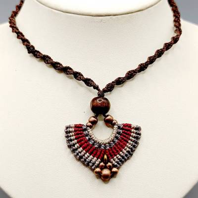 Makramee Kette in weinrot, mauve und beige mit einer braunen Holzperle und kupferfarbenen Metallperlen
