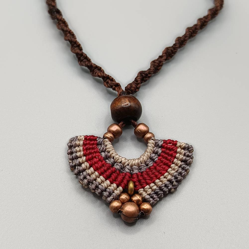 Makramee Kette in weinrot, mauve und beige mit einer braunen Holzperle und kupferfarbenen Metallperlen Bild 2