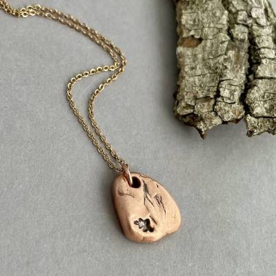 Kupfer Nugget No4 – handmodelliert – mit kleinem Blattmotiv und Edelstahlkette