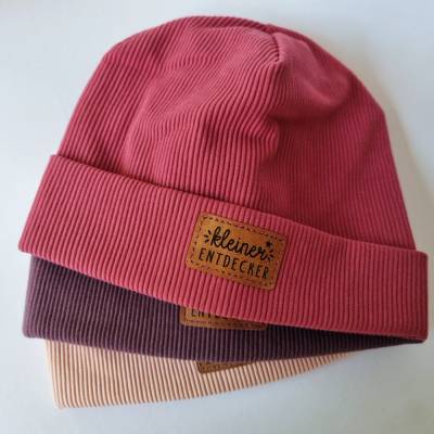 Ripp-Beanie mit Statement-Label, Kopfumfang 50, in Rosatönen - von he-ART by helen hesse