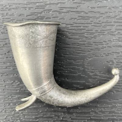 Trinkhorn aus Zinn mit Motiv Vintage vermutlich aus den 1950er oder 1960er Jahren