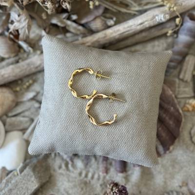 „Waves“ - Goldfarbene offene Creolen aus Edelstahl