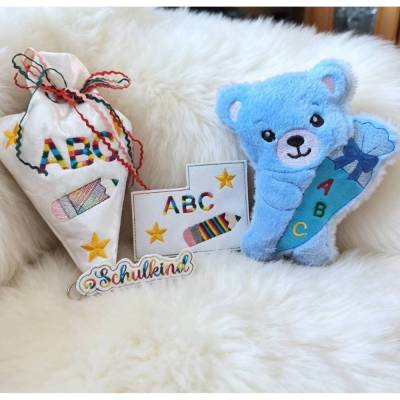 Stickdatei Einschulung Set mit Schlüsselanhänger, Schultüte, Kuscheltier & Lesezeichen – In the Hoop Teddy 26115