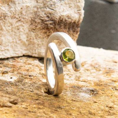 wunderschöner Ring mit Peridot, Silberring, Weihnachten, Mittelalterschmuck, Geschenkidee für ihn, Unikat, Unisex, Frau