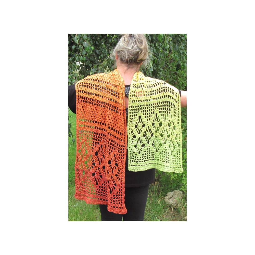 Laceschal gehäkelt Blütenmuster – Kratzfreies Sommertuch mit Farbverlauf, Handarbeit, 1,90 m x 65 cm Bild 2
