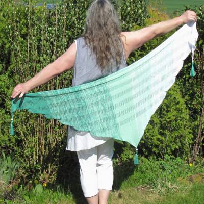 Dreieckstuch Minze – handgestricktes Sommer-Tuch mit Quasten, Farbverlauf & Glanzviskose