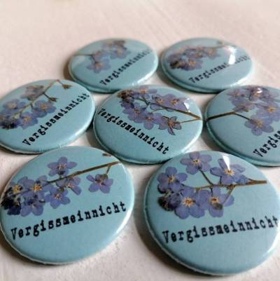 Vergissmeinnicht, getrocknete Blüten auf 38mm Button oder Magnet, handgemacht.