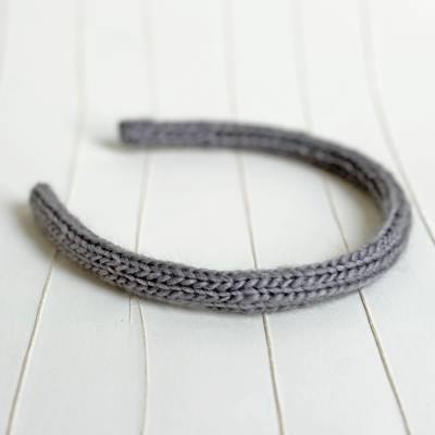 Schmaler grauer Haarreifen mit handgestricktem Bezug