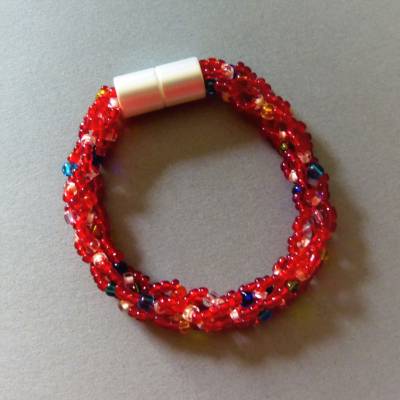 Armband, Häkelarmband rot mit Farbakzenten, Länge 19 cm, Armband Rocailles gehäkelt, Magnetverschluß