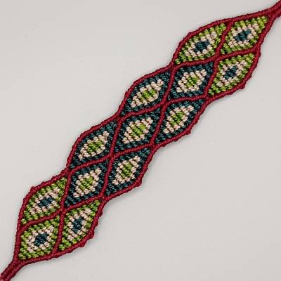 Makramee Armband mit Rautenmuster in weinrot, petrol, grün und beige