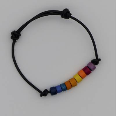 Lederarmband mit Keramikperlen in Regenbogenfarben – Handgefertigter Armschmuck aus Leder