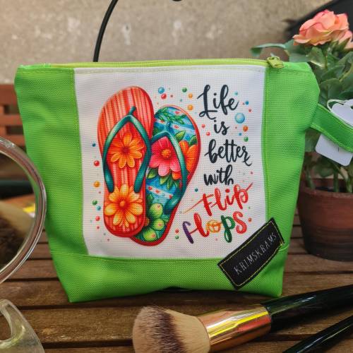 Sommerliche Kosmetiktasche „Life is better with Flip Flops“ – Perfekt für Strandurlaub, Nordsee, Ostsee, Holland & Somme
