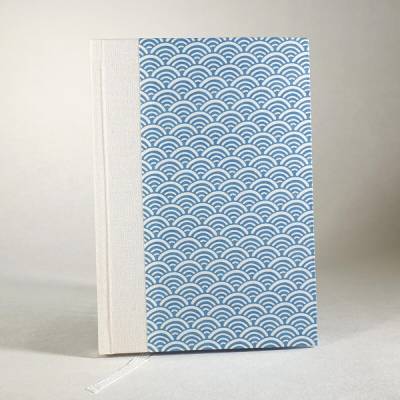 Notizbuch mit hellblauem Japanpapier "Wellen" und Leinenrücken