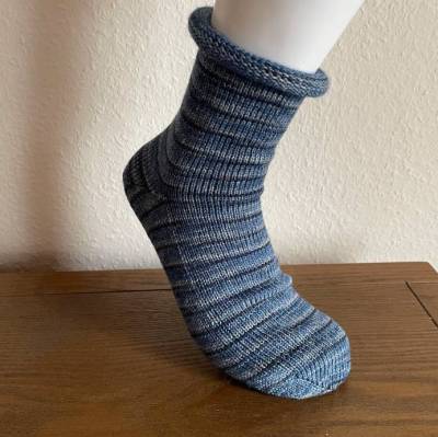 Gestrickte Wollsocken Gr. 40/41 Unisex mit Rollrand – Handgemachte Socken jeansfarben als Geschenk