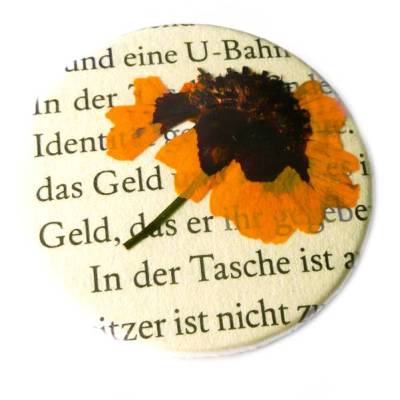 Blütenbutton + Textfragment Geld in der Tasche, 38mm, handgemacht.