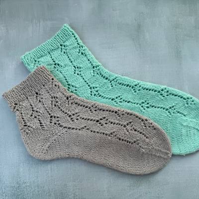 Strickanleitung - Socken mit Lacemuster - Two Twenty Five