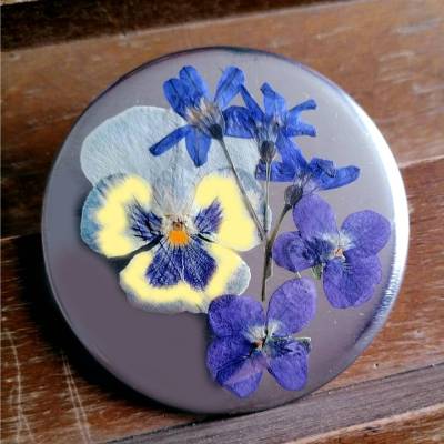 Taschenspiegel 59mm, getrocknete Blüten, Veilchen und Blaustern, handgemacht.