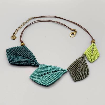 Makramee Kette mit Blättern in petrol, türkis, olive, grün