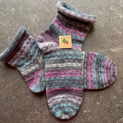 Gestrickte Wollsocken Gr. 40/41 mit Rollrand – Damensocken grau-pink-lila-blau, Handarbeit, Geschenkverpackung inklusive