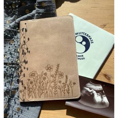 Mutterpasshülle aus Leder mit Blumenmotiv personalisiert mit deinem Namen oder deinem Wunschtext