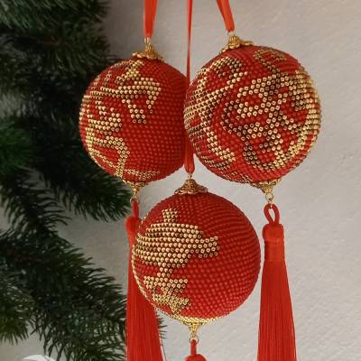 3er-Set Weihnachtskugeln mit chinesischen Schriftzeichen (Liebe, Gesundheit, Ewigkeit), aus Perlen gehäkelt
