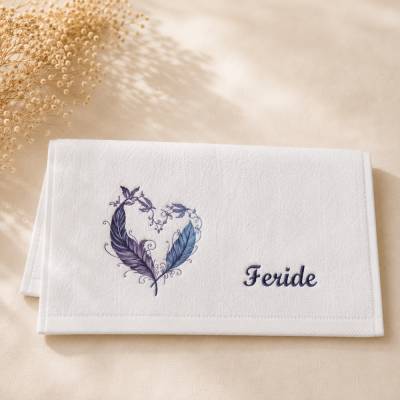 Personalisiertes Gästehandtuch 30 × 50 cm | Bestickt mit Wunschname & Federherz | Elegantes Geschenk