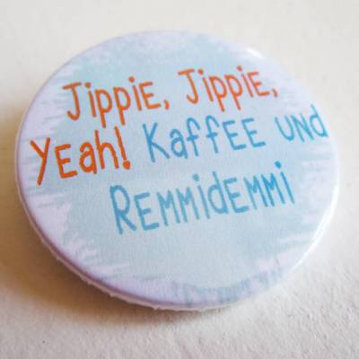 Jippie, jippie, yeah! Kaffee und Remmidemmi. Button, Magnet, Taschenspiegel oder Flaschenöffner, handgemacht.