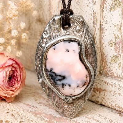 Andenopal Anhänger – Handgefertigt aus Peru | Ton & Opal | ca. 5×3 cm