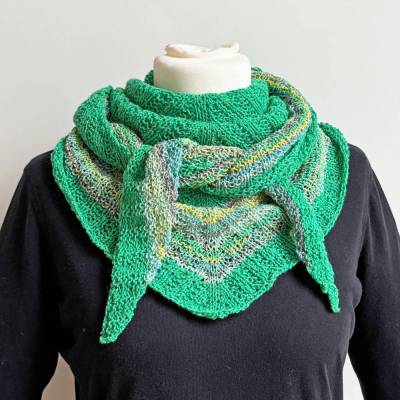 Dreieckstuch Grün mit Zierstreifen Baumwollmix Handarbeit flache Rippen ca 45 x 170 cm