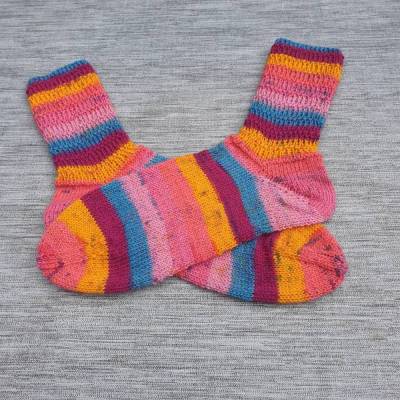 Damensocken handgestrickt in Regenbogenfarben Größe 40/41 – Hochwertige Strumpfwolle, Farbverlauf