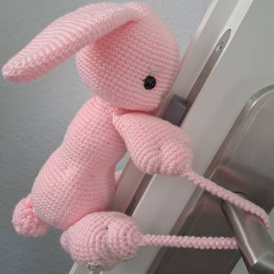 Gehäkelter Türstopper für die Türklinke – Hase | Handgemachter Türpuffer