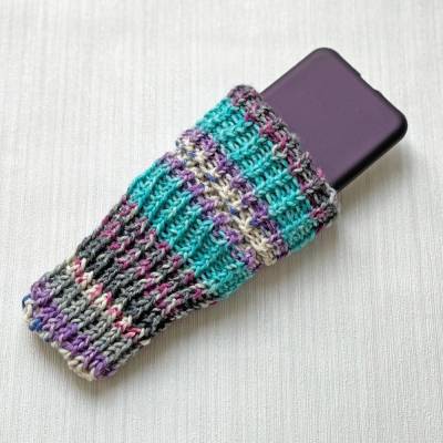 Handyhülle Türkis Grau Naturweiß geringelt, in Rippenmuster handgestrickt