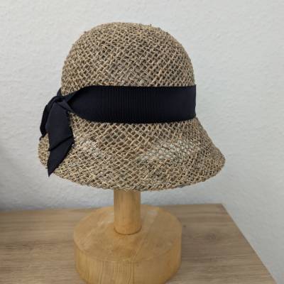 Strohhut Seagrass Cloche mit schwarzem Ripsband